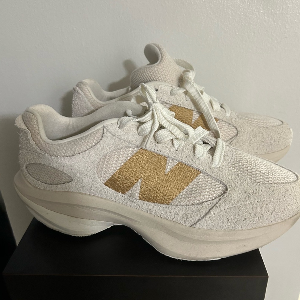 New balance sneakers hardly worn